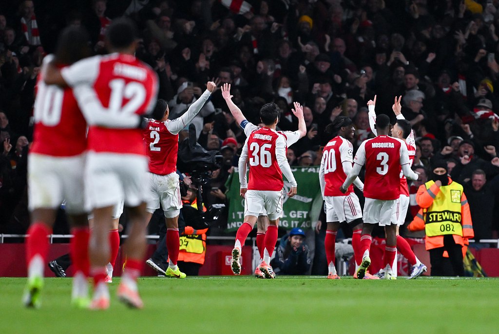 脚后跟停球+倒钩解围，阿拉伯杯上阿尔及利亚一后卫防守尽显球技（阿尔及利亚后卫阿拉伯杯秀防守：脚后跟停球+倒钩解围）