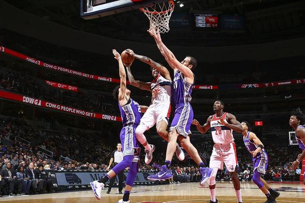 内马尔时隔3年半再度上演帽子戏法，助球队赢下保级关键战（内马尔三年半后再现帽子戏法，助力球队拿下保级关键一战）