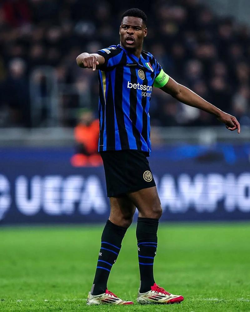 一日意甲动向：国米大胜科莫晋级榜首，米兰中锋实在是太令人发愁（意甲今日速递：国米横扫科莫登顶榜首，米兰中锋难题令人头疼）