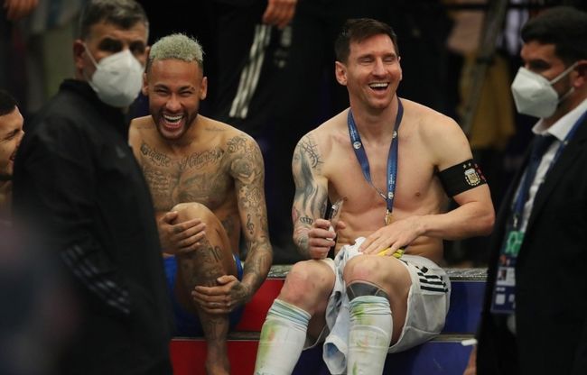 判决书：原天津泰达球员白某峰因受贿判有期徒刑一年，缓刑一年（判决书显示：前天津泰达球员白某峰因受贿获刑一年，缓刑一年）