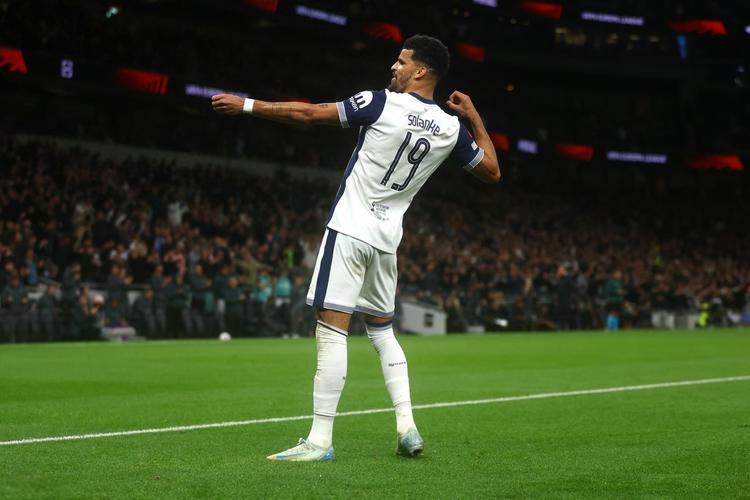 吉拉西多特生涯欧冠已打入15球，队史仅次于罗伊斯和莱万（吉拉西欧冠为多特已斩获15球，队史仅逊罗伊斯与莱万）