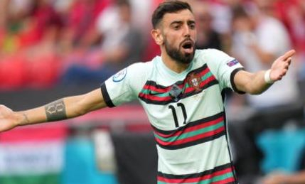 篮球湖人锁定比赛胜局，球迷狂喜（湖人提前奠定胜势，球迷欢腾）