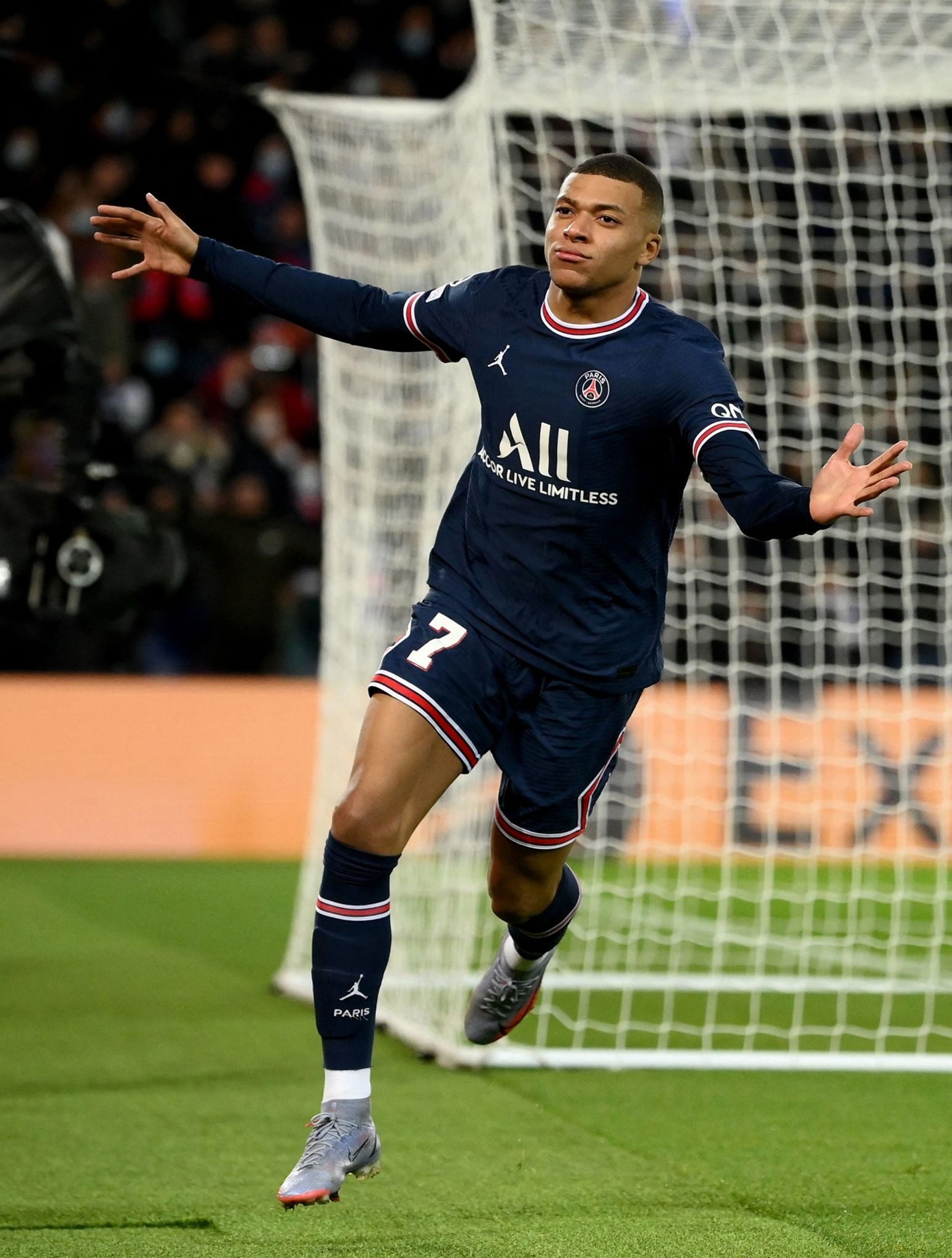 里德谈拜仁兴趣：队友会拿这事开玩笑，这不会分散我的注意力（里德回应拜仁传闻：队友常拿来开玩笑，但不影响我的专注）