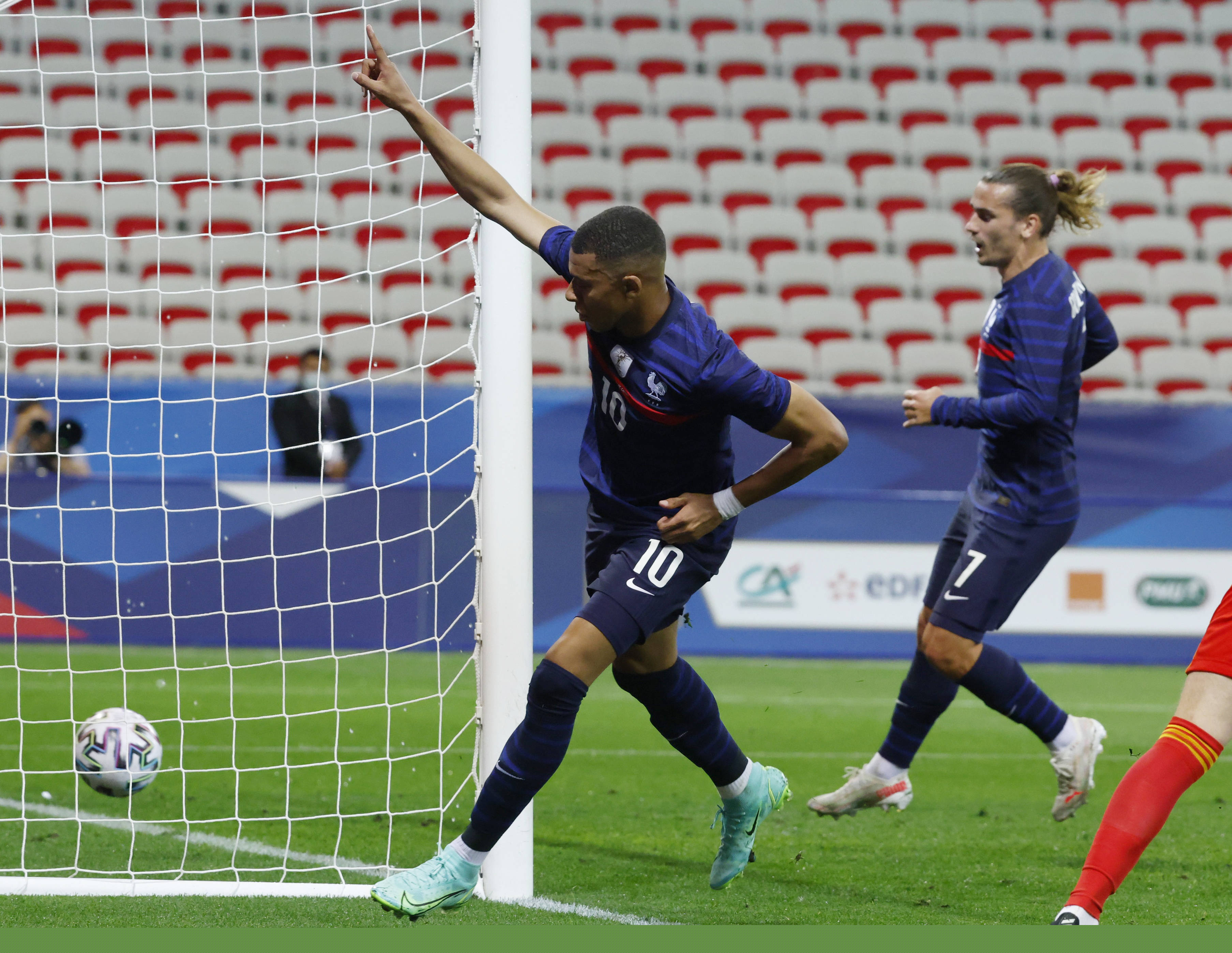 赵宇豪：祝福尹鸿博未来一切顺利；祝愿河南队足协杯夺冠（赵宇豪送祝福：愿尹鸿博前程似锦，盼河南队问鼎足协杯）