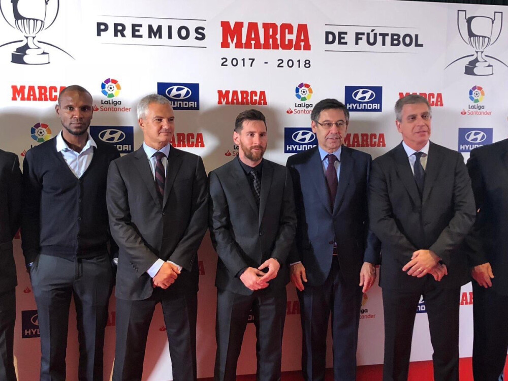 他今天像一位艺术家（他今日尽显艺术家风范）