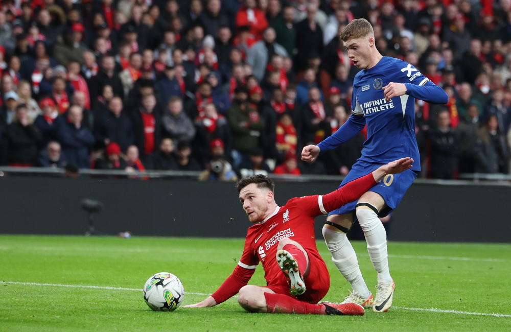 曼联陷入困境，阿莫林嘲笑梅努问题引发球迷怒火（曼联陷入低谷，阿莫林调侃梅努言论激怒球迷）