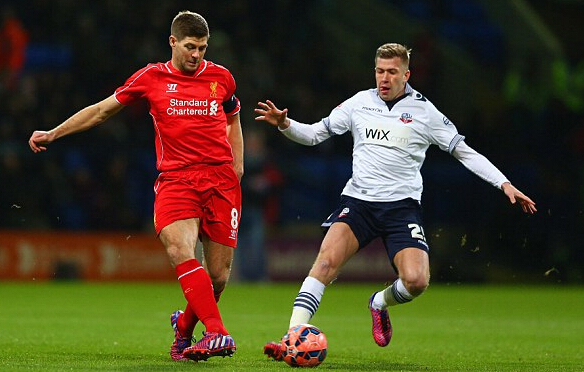 从替补到主力，他靠努力逆袭（他凭努力从替补跃升为主力）