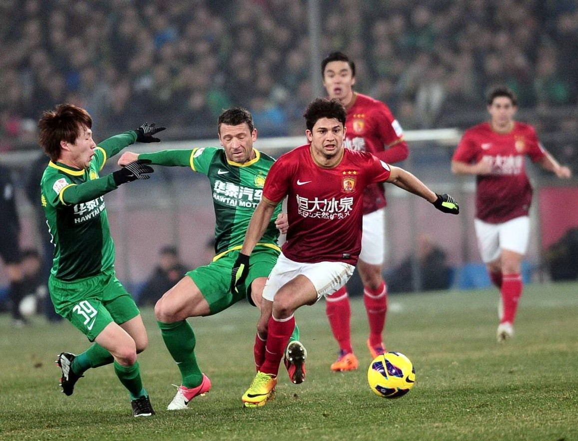 柏林联合主帅：我们的第一球越位5毫米，这种判罚简直是疯了（柏林联合主帅不满：首球仅越位5毫米，这判罚太离谱）