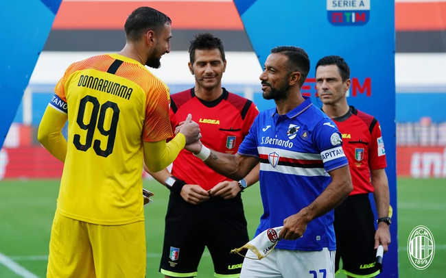 汉斯-弗里克对巴萨室内足球队的惊喜访问（汉斯-弗里克突访巴萨室内足球队）